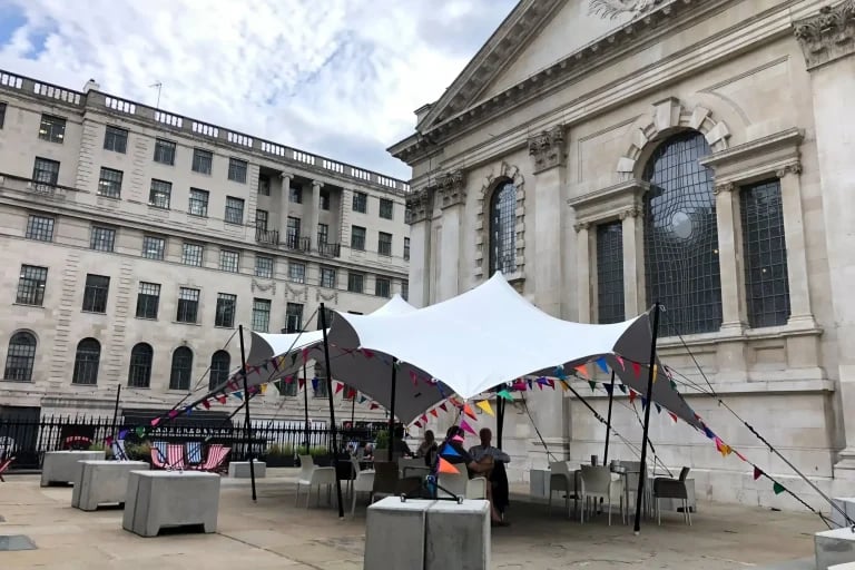 Une « tente stretch » RHI blanche installée sur une place publique prestigieuse de Londres