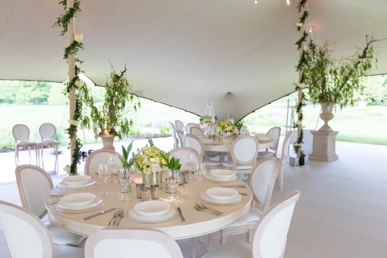 Vue détaillée de la mise en place d'une tente RHI Flextent en Allemagne, aménagée pour un mariage ou une réception en plein air