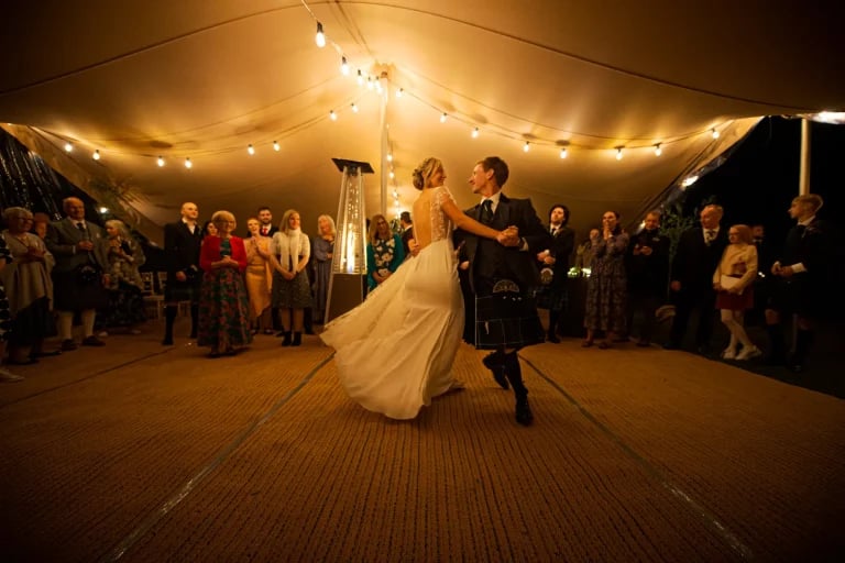 Intérieur de la salle de réception « First-dance » d'un établissement « RHI » ( tente stretch ) en Irlande, aménagé pour un mariage ou une réception en plein air