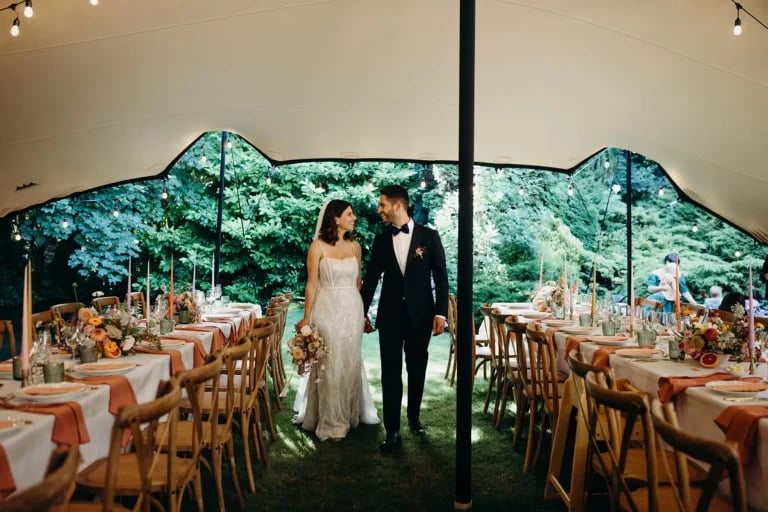 Les mariés font leur entrée dans un décor de la société RHI tente stretch , aménagé pour une réception de mariage officielle au Royaume-Uni