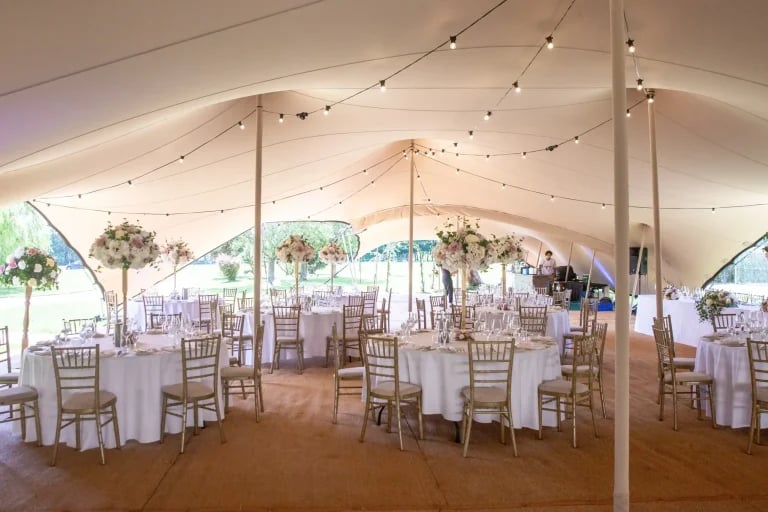 Intérieur lumineux et raffiné d'une tente modulable RHI, aménagée pour un mariage ou une réception en plein air en Allemagne