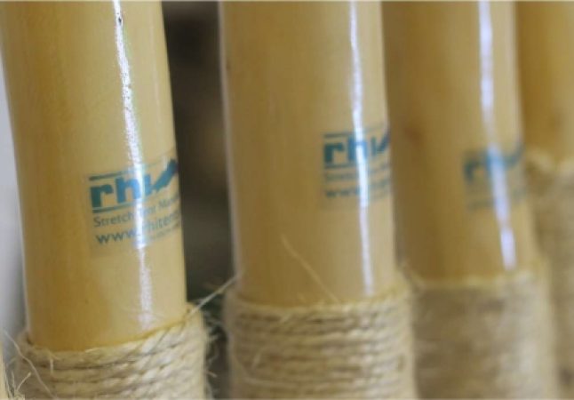 Houten tentstokken met RHI-labels en touw dat om het onderste deel is gewikkeld